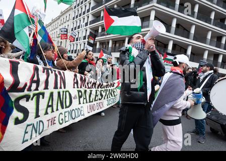 Londres, Royaume-Uni. 17 février 2024. Les Latino-américains se joignent à des dizaines de milliers de partisans palestiniens qui marchent vers un rassemblement près de l'ambassade israélienne dans le cadre d'une «Journée mondiale d'action», pour Gaza appelant à un arrêt immédiat de la guerre israélienne contre l'enclave assiégée. Crédit : Ron Fassbender/Alamy Live News Banque D'Images