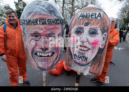 Londres, Royaume-Uni. 17 février 2024. Des manifestants montrent des caricatures du leader travailliste Sir Keir Starmer et de la vice-première ministre fantôme Angela Rayner alors que des dizaines de milliers de partisans palestiniens se rassemblent à Park Lane avant de se rendre à un rassemblement près de l'ambassade israélienne dans le cadre d'une « Journée mondiale d'action » pour Gaza, appelant à l'arrêt immédiat de la guerre israélienne contre l'enclave assiégée. Crédit : Ron Fassbender/Alamy Live News Banque D'Images