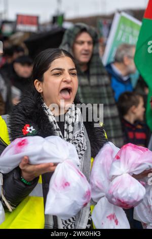 Glasgow, Écosse, Royaume-Uni. 17 février 2023. Des partisans palestiniens de toute l'Écosse assistent à un rassemblement à George Square pour réclamer un cessez-le-feu à Gaza, suivi d'une marche pour réclamer la même chose lors de la conférence du Parti travailliste écossais qui se tient au Scottish Exhibition Centre. Crédit : R.Gass/Alamy Live News Banque D'Images