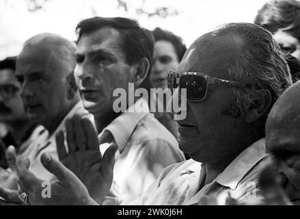 Le leader syndical argentin Lorenzo Miguel (avec des lunettes) applaudit à un rassemblement de partisans de Juan Perón, lors de la proclamation du ticket Cámpora-Solano Lima pour les prochaines élections générales du 11 mars 1973, San Antonio de Areco, le 22 janvier 1973 Banque D'Images