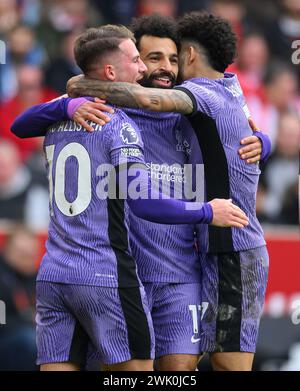 Brentford v Liverpool - premier League - GTECH Community Stadium - 17 février 2024. Alexis Mac Allister de Liverpool célèbre son but avec Mo Salah. Crédit photo : Mark pain / Alamy Live News Banque D'Images