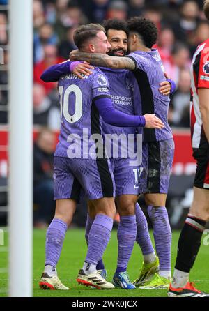 Brentford v Liverpool - premier League - GTECH Community Stadium - 17 février 2024. Alexis Mac Allister de Liverpool célèbre son but avec Mo Salah. Crédit photo : Mark pain / Alamy Live News Banque D'Images