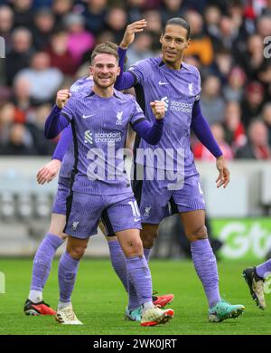 Londres, Royaume-Uni. 17 février 2024 - Brentford v Liverpool - premier League - GTECH Community Stadium. Alexis Mac Allister de Liverpool célèbre son but avec Virgil Van Dijk. Crédit photo : Mark pain / Alamy Live News Banque D'Images