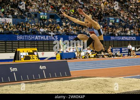 Utilita Arena, Birmingham, Royaume-Uni. 17 février 2024. 2023 Microplus UK Athletics Indoor Championships jour 1 ; Molly Palmer de Thames Valley Harriers saute pour terminer troisième du saut en longueur crédit : action plus Sports/Alamy Live News Banque D'Images