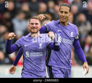 Londres, Royaume-Uni. 17 février 2024 - Brentford v Liverpool - premier League - GTECH Community Stadium. Alexis Mac Allister de Liverpool célèbre son but avec Virgil Van Dijk. Crédit photo : Mark pain / Alamy Live News Banque D'Images