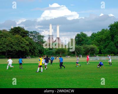 Terrain de sport Battersea Park vers Battersea Power Station, wandsworth, Londres Banque D'Images