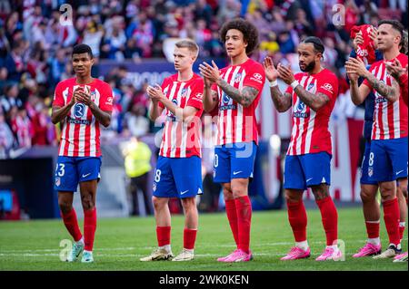 Madrid, Espagne. 17 février 2024. Les joueurs de l'Atletico Madrid (de gauche à droite) Reinildo Mandava, Arthur Vermeerten, Axel Witsel et Memphis Depay de l'Atletico Madrid ont vu les supporters acclamer à la fin du match de football la Liga EA Sports 2023/24 entre l'Atletico Madrid et Las Palmas au stade Metropolitano. Score final ; Atletico Madrid 5 : 0 Las Palmas. Crédit : SOPA images Limited/Alamy Live News Banque D'Images