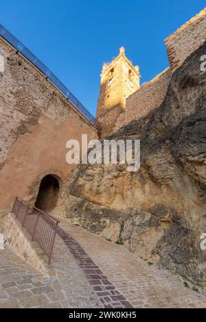 Église fortifiée du village de Casteilfabib dans la province de Valence, Espagne. Banque D'Images