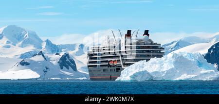 Hanusse Bay, Antarctique - 14 janvier 2024 : navire de croisière de luxe Seabourn Pursuit en expédition en Antarctique. Banque D'Images