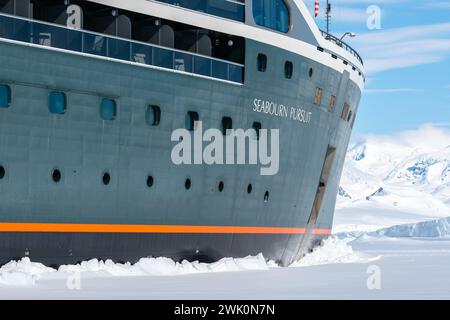 Hanusse Bay, Antarctique - 14 janvier 2024 : le navire de croisière Seabourn Pursuit traverse la glace de mer en Antarctique. Banque D'Images