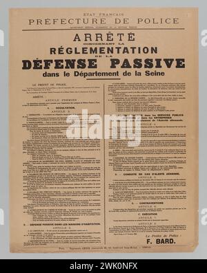 Imprimerie Chaix, Etat français/ Préfecture de police/ Secrétariat général permanent de la Défense passive/ Stop/ concernant la/ Défense passive/ Défense (titre enregistré (lettre)), 1941. Typographie. Musée Carnavalet, histoire de Paris. Banque D'Images