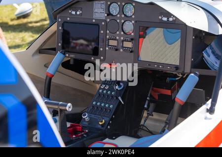 Cockpit moderne à deux places pour petit hélicoptère Banque D'Images