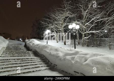 Paysage urbain d'hiver dans le parc à Moscou, Russie Banque D'Images