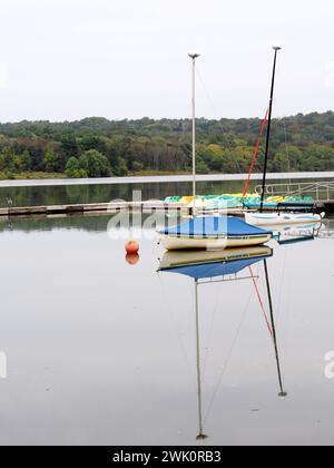 Le voilier est amarré dans le lac pour l'instant. Banque D'Images