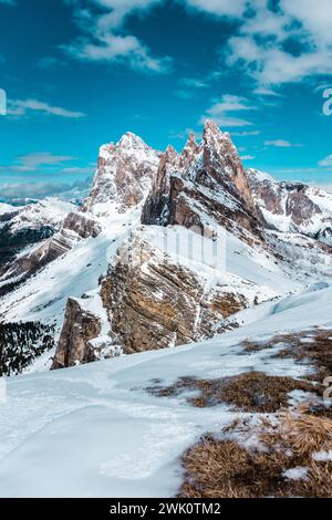 Vue sur la sécede enneigée dans le Tyrol du Sud par une journée ensoleillée en hiver Banque D'Images