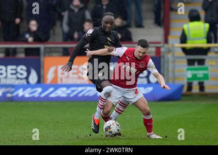 Devante Cole de Barnsley concourt pour le ballon avec Carl Johnston de Fleetwood Town lors du match de Sky Bet League 1 Fleetwood Town vs Barnsley au Highbury Stadium, Fleetwood, Royaume-Uni, 17 février 2024 (photo par Steve Flynn/News images) Banque D'Images