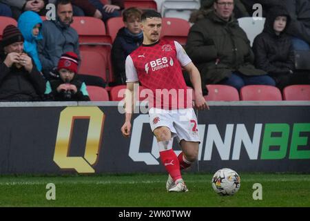 Carl Johnston de Fleetwood Town passe le ballon lors du match de Sky Bet League 1 Fleetwood Town vs Barnsley au Highbury Stadium, Fleetwood, Royaume-Uni, le 17 février 2024 (photo par Steve Flynn/News images) Banque D'Images