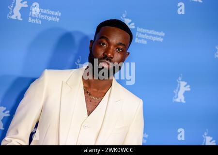 Berlin, Allemagne. 17 février 2024. Paapa Essiedu assiste à la première du film 'The Outrun'. Le 74ème Festival International du film de Berlin aura lieu du 15 au 25 février 2024. Crédit : Gerald Matzka/dpa/Alamy Live News Banque D'Images