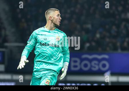 Heerenveen, pays-Bas. 17 février 2024. HEERENVEEN, PAYS-BAS - 17 FÉVRIER : le gardien Jeffrey de Lange de Go Ahead Eagles regarde lors du match néerlandais Eredivisie entre le SC Heerenveen et Go Ahead Eagles au stade Abe Lenstra le 17 février 2024 à Heerenveen, pays-Bas. (Photo de Pieter van der Woude/Orange Pictures) crédit : Orange pics BV/Alamy Live News Banque D'Images