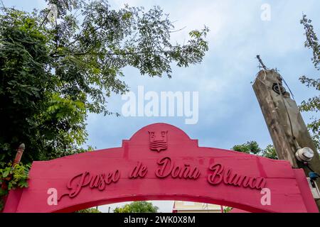 Puerto Plata, Puerto Plata, États-Unis. 30 janvier 2024. Le Paseo de DoÃ±a Blanca, la rue rose de Puerto Plata, séduit par sa beauté. Niché dans le centre-ville, c'est un endroit pittoresque pour de superbes photos et vidéos (crédit image : © Walter G Arce Sr Grindstone Medi/ASP) USAGE ÉDITORIAL SEULEMENT! Non destiné à UN USAGE commercial ! Banque D'Images