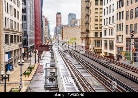 Des voies surélevées vides avec des aiguillages et des signaux dans le centre-ville de Chicago par un jour nuageux de printemps Banque D'Images
