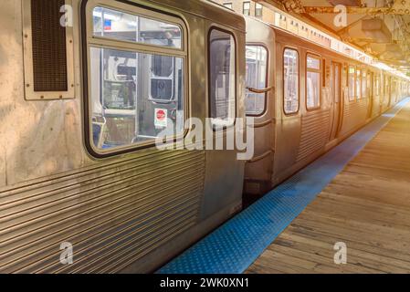 Train léger de banlieue Silver stationnaire dans une gare élevée du centre-ville de Chicago Banque D'Images