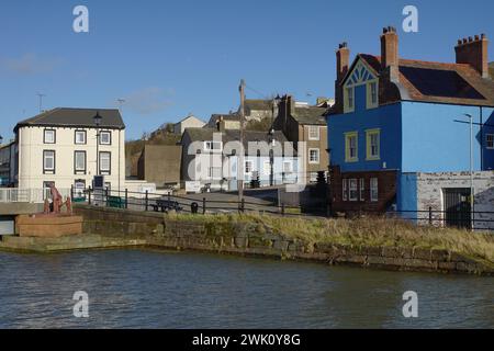 La rivière Ellen avec sculpture « un conte de poissons » à Maryport Cumbria, Royaume-Uni Banque D'Images