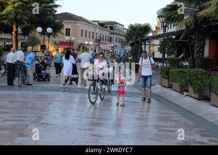 Shkoder, Albanie, 11 septembre 2023 : rue Rruga Kole Idromeno dans le centre-ville de Shkoder en Albanie, les gens marchant sur la zone piétonne touristique. Banque D'Images