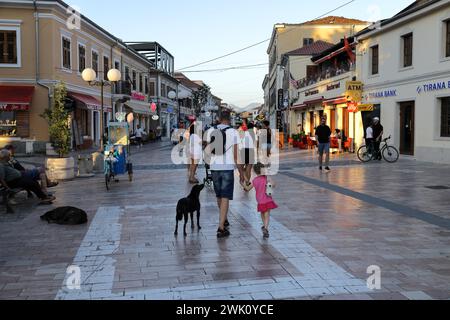 Shkoder, Albanie, 11 septembre 2023 : rue Rruga Kole Idromeno dans le centre-ville de Shkoder en Albanie, les gens marchant sur la zone piétonne touristique. Banque D'Images