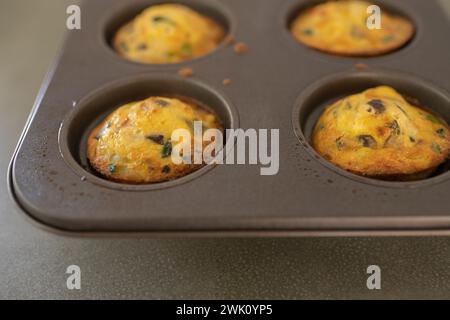 Un gros plan frais du four, muffins aux œufs et aux légumes frittata dans une casserole Banque D'Images