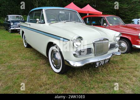 Une Sunbeam Rapier de 1960 stationnée au 48th Historic Vehicle Gathering, Powderham, Devon, Angleterre, Royaume-Uni. Banque D'Images