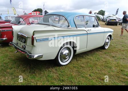 Une Sunbeam Rapier de 1960 stationnée au 48th Historic Vehicle Gathering, Powderham, Devon, Angleterre, Royaume-Uni. Banque D'Images