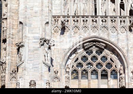 Une partie de l'extérieur élaboré de la cathédrale de Milan ou Duomo di Milano, une étonnante église gothique dans le centre historique de Milan, en Italie Banque D'Images