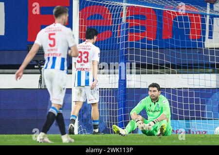 Heerenveen, pays-Bas. 17 février 2024. HEERENVEEN, PAYS-BAS - 17 FÉVRIER : le gardien Mickey van der Hart du SC Heerenveen a été déçu lors du match néerlandais Eredivisie entre le SC Heerenveen et Go Ahead Eagles au stade Abe Lenstra le 17 février 2024 à Heerenveen, pays-Bas. (Photo de Pieter van der Woude/Orange Pictures) crédit : Orange pics BV/Alamy Live News Banque D'Images