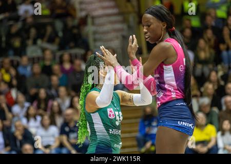 Trieste, Italie. 17 février 2024. Paola Egonu (Allianz VV Milano) lors de la finale Frecciarossa 2024 match entre Allianz VeroVolley Milano et Savino Del Bene Scandicci à PalaTrieste, Trieste, Italie le février 2024 lors des demi-finales - Allianz VV Milano vs Savino Del Bene Scandicci, match de la Coupe italienne féminine de volleyball à Trieste, Italie, 17 février 2024 crédit : Agence photo indépendante/Alamy Live News Banque D'Images