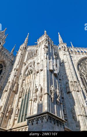 Une partie de l'extérieur élaboré de la cathédrale de Milan ou Duomo di Milano, une étonnante église gothique dans le centre historique de Milan, en Italie Banque D'Images