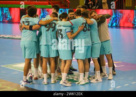 Torrelavega, Espagne, 17 février 2024 : les joueurs du Barça se blottissent après avoir gagné lors de la 18ème Journée de la Plenitude League entre Bathco BM. Torrelavega et Barça, le 17 février 2024, au Pavillon municipal Vicente Trueba à Torrelavega, Espagne. Crédit : Alberto Brevers / Alamy Live News. Banque D'Images