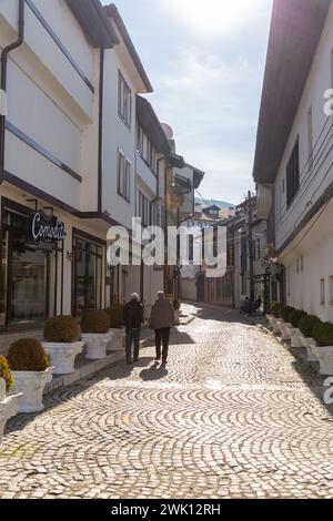 Prizren, Kosovo - 6 février 2024 : architecture ottomane traditionnelle et vue générale sur la rue à Prizren, la deuxième plus grande ville du Kosovo. Banque D'Images