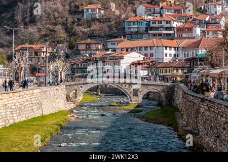 Prizren, Kosovo - 6 février 2024 : le vieux pont de pierre de Prizren, Kosovo. Il a été construit pendant l'époque ottomane sur la rivière Bistrica. Banque D'Images