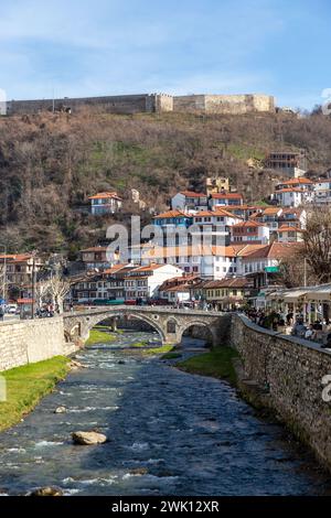 Prizren, Kosovo - 6 février 2024 : le vieux pont de pierre de Prizren, Kosovo. Il a été construit pendant l'époque ottomane sur la rivière Bistrica. Banque D'Images