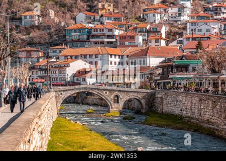 Prizren, Kosovo - 6 février 2024 : le vieux pont de pierre de Prizren, Kosovo. Il a été construit pendant l'époque ottomane sur la rivière Bistrica. Banque D'Images