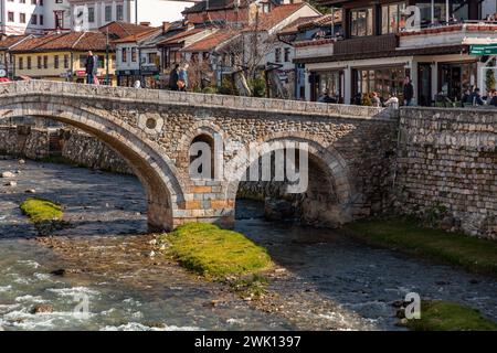 Prizren, Kosovo - 6 février 2024 : le vieux pont de pierre de Prizren, Kosovo. Il a été construit pendant l'époque ottomane sur la rivière Bistrica. Banque D'Images