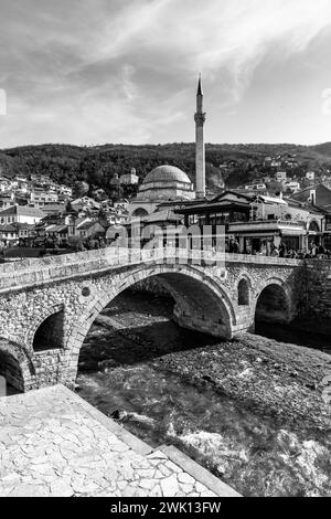 Prizren, Kosovo - 6 février 2024 : le vieux pont de pierre de Prizren, Kosovo. Il a été construit pendant l'époque ottomane sur la rivière Bistrica. Banque D'Images