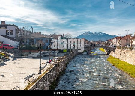 Prizren, Kosovo - 6 février 2024 : le vieux pont de pierre de Prizren, Kosovo. Il a été construit pendant l'époque ottomane sur la rivière Bistrica. Banque D'Images