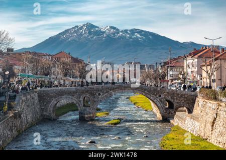 Prizren, Kosovo - 6 février 2024 : le vieux pont de pierre de Prizren, Kosovo. Il a été construit pendant l'époque ottomane sur la rivière Bistrica. Banque D'Images