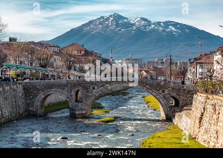 Prizren, Kosovo - 6 février 2024 : le vieux pont de pierre de Prizren, Kosovo. Il a été construit pendant l'époque ottomane sur la rivière Bistrica. Banque D'Images