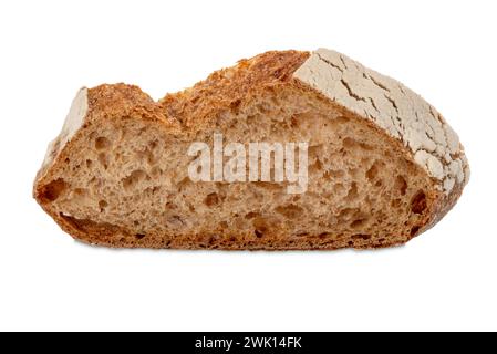 Tranche de pain à la farine de blé entier avec croûte, isolé sur blanc avec chemin de coupe inclus Banque D'Images