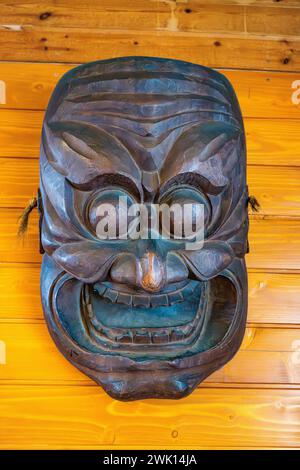 Masque facial traditionnel sculpté dans du bois. Hokkaido, Japon. Banque D'Images