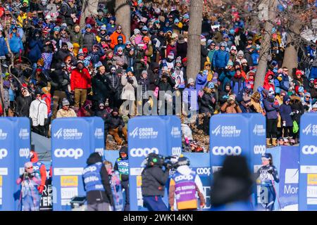 Minneapolis, Minnesota, États-Unis. 17 février 2024. Spectateurs lors de la finale de sprint le jour 2 de la Coupe du monde de cross-country COOP FIS 2024, le 17 février 2024, à Minneapolis, Minnesota, ÉTATS-UNIS. (Crédit image : © Steven Garcia/ZUMA Press Wire) USAGE ÉDITORIAL SEULEMENT! Non destiné à UN USAGE commercial ! Banque D'Images