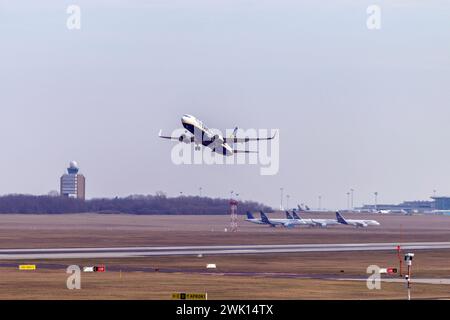 Budapest, Hongrie - 02 17 2024 : le Boeing 737 de Ryanair décolle de l'aéroport international Ferenc Liszt de Budapest, Hongrie, par une journée ensoleillée. Banque D'Images